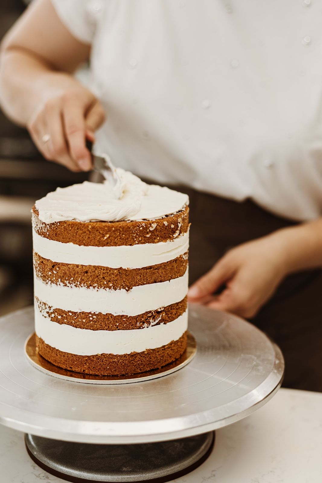 Naked cake készítés közben